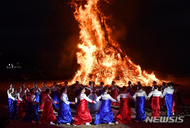 [부산=뉴시스] 하경민 기자 = 2019년정월대보름인 19일 오후 부산 해운대해수욕장에서 액운을 씻어내고 건강과 풍요를 기원하는 달집이 활활 타고 있는 가운데 강강술래 공연이 펼쳐지고 있다. 2019.02.19. yulnetphoto@newsis.com