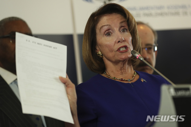 【브뤼셀=AP/뉴시스】벨기에를 방문한 낸시 펠로시 미 하원의장이 지난달 18일(현지시간) 브뤼셀에서 기자회견을 열고 발언하고 있다. 2019.02.19.