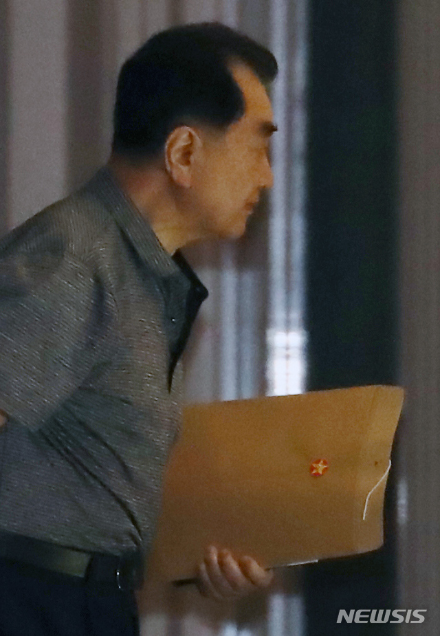 【하노이(베트남)=뉴시스】고승민 기자 = 북미정상회담을 8일 앞둔 19일 오후(현지시각) 김창선 북한 국무위원회 부장이 베트남 하노이 멜리아 호텔, 베트남 외교부를 방문한 뒤 숙소인 영빈관(정부게스트하우스)로 들어서고 있다. 그의 왼손에 베트남 국기 스티커가 붙은 문서 봉투가 들려 있다. 2019.02.19. kkssmm99@newsis.com