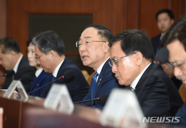 【서울=뉴시스】홍남기 부총리 겸 기획재정부 장관이 20일 정부서울청사에서 제2차 혁신성장전략회의 몇 제7차 경제관계장관회의를 열고 모두발언을 하고 있다. (사진=기재부) 