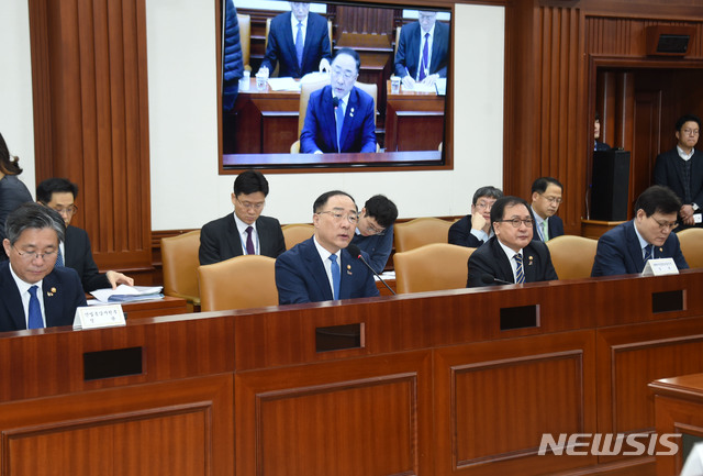 홍남기 "5G 세계 최초 상용화…통신 3사서 3조 투자"(종합)