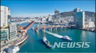  【부산=뉴시스】허상천 기자 = 부산시는 올해 활동할 ‘부산관광 시민 사진기자’ 5명을 오는 28일까지 모집한다고 20일 밝혔다. 사진은 드론촬영한 영도다리. 2019.02.20. (사진 = 부산시 제공) photo@newsis.com