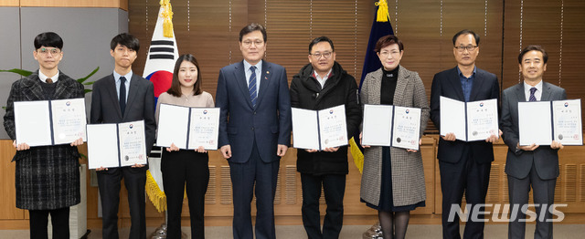 【서울=뉴시스】최종구 금융위원장(왼쪽에서 네 번째)과 제4기 현장메신저 대표들이 20일 서울 종로구 정부서울청사 금융위원회에서 현장메신저 위촉식을 하고 기념사진을 찍고 있다. 2019.02.20. (사진=금융위원회 제공) photo@newsis.com