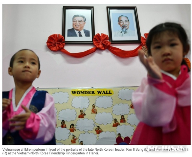 【서울=뉴시스】베트남 하노이에 있는 북한 어린이들을 위한 '베트남-북한 우정 유치원' 벽면에 김정일 북한 주석과 호찌민 베트남 주석의 초상화가 걸려있는 모습.(사진출처: AFP통신 촬영·베트남 VN 익스프레스 홈페이지 캡쳐) 2019.02.20. 