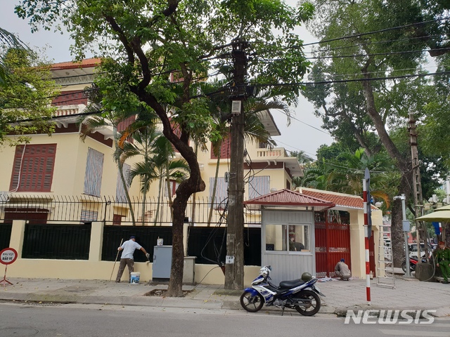 【하노이(베트남)=뉴시스】김지훈 기자 = 20일 북미정상회담으로 주목을 끌고있는 베트남 하노이 베트남주재북한대사관앞, 관계자가 도색작업을 하고 있다. 2019.02.20.&nbsp; jikime@newsis.com 