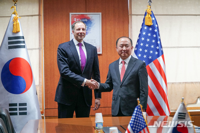 【서울=뉴시스】강수윤 기자 = 외교부는 윤강현 경제외교조정관이 방한한 프랜시스 패논 미국 국무부 에너지·자원 (ENR) 차관보와 20일 서울 외교부 청사에서 면담을 가졌다고 20일 밝혔다.( 사진= 외교부 제공)2019.02.20 shoon@newsis.com