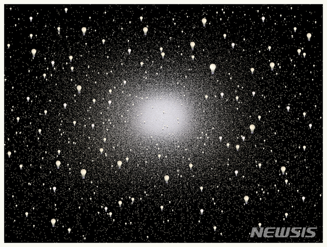 【서울=뉴시스】 박현주 미술전문기자 = 우주처럼 보이는 이 사진은 비효율적인 전기 사용으로 매 분마다 미국에서 낭비되는 전기의 킬로와트 수와 동일한 320,000개의 백열전구로 만든 이미지다. 백열전구들(Light Bulbs), 100x133cm, Archival Pigment Print_PLEXIGLAS. XT (UV100), 2008 © Chris Jordan