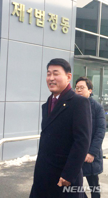 【춘천=뉴시스】박종우 기자 = 황영철 자유한국당 국회의원이 20일 강원 춘천시 서울고등법원 춘천재판부에서 열릴 항소심 선고공판에 출석하기 위해 법정으로 발걸음을 옮기고 있다. 2019.02.20. jongwoo425@newsis.com