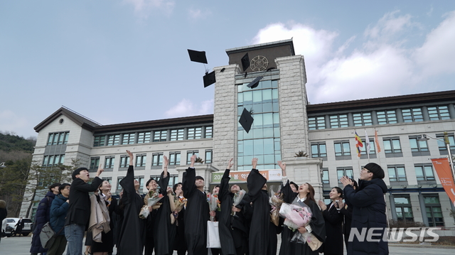 【경주=뉴시스】 이은희 기자 = 20일 동국대학교 경주캠퍼스 '2019년 봄 학위수여식' 후 졸업생들이 자축하고 있다. 2019.02.20. (사진= 동국대 제공)photo@newsis.com