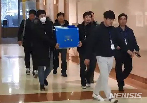 【부산=뉴시스】 하경민 기자 = 20일 부산 해운대구 모 호텔에서 해운대경찰서 수사관들이 수영장 초등학생 의식불명 사고와 관련, 압수수색을 진행한 이후 이동하고 있다. 2019.02.20. (사진=부산경찰청 제공)yulnetphoto@newsis.com