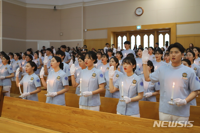 【천안=뉴시스】이종익 기자 = 나이팅게일 선서식하는 호서대 학생들. 
