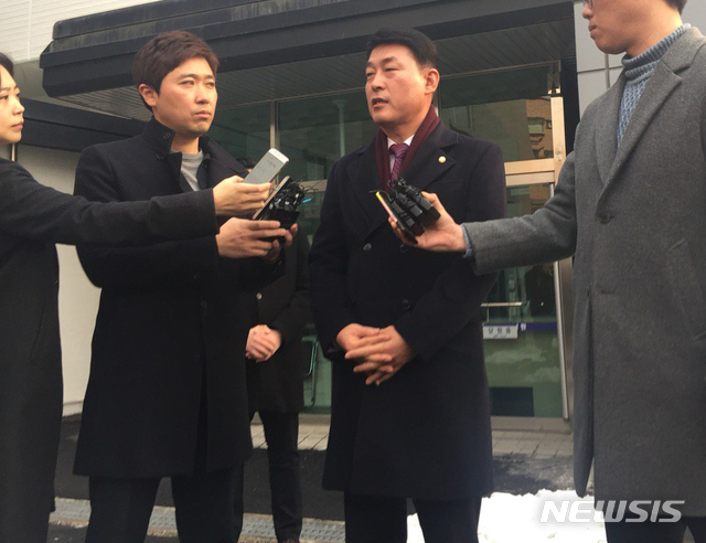 【춘천=뉴시스】박종우 기자 = 황영철 자유한국당 국회의원이 20일 강원 춘천시 서울고등법원 춘천재판부에서 열린 항소심 선고공판 종료 후 소감을 밝히고 있다. 2019.02.20.&nbsp; jongwoo425@newsis.com