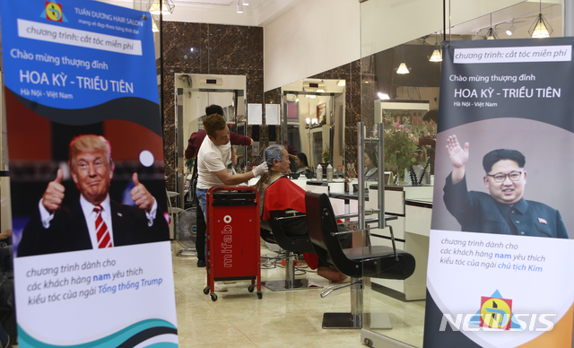  【하노이=AP/뉴시스】19일(현지시간) 베트남 하노이의 한 미용실에서 한 남성이 도널드 트럼프 미국 대통령의 헤어 스타일을 따라 머리를 손질하고 있다.  제2차 북미 정상회담을 일주일 앞둔 하노이에서는 트럼프 대통령과 김정은 위원장이 최신 유행의 아이콘이 되고 있다. 2019.02.20.  