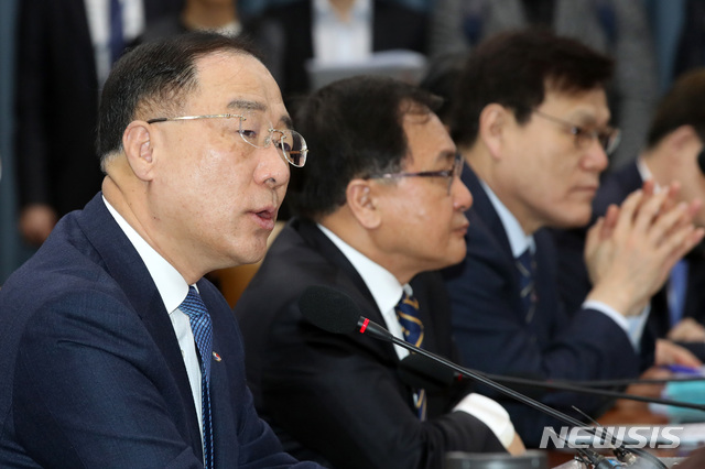 【서울=뉴시스】박미소 수습기자 = 홍남기(왼쪽) 부총리가 20일 오전 서울 종로구 서울정부청사 영상회의실에서 열린 '제2차 혁신성장전략회의'에서 모두발언하고 있다.&nbsp; 이날 열린 회의에서는 5G 활성화 전략적 추진계획, 스마트 선정결과 및 추진방안, 핀테크 및 금융플랫폼 활성화를 위한 금융결제 인프라 혁신방안 등을 논의한다. 2019.02.20.&nbsp; misocamera@newsis.com 