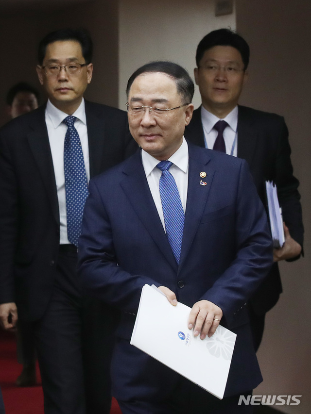 【서울=뉴시스】박미소 수습기자 = 홍남기 부총리가 20일 오전 '제2차 혁신성장전략회의'를 참석하기 위해 서울 종로구 서울정부청사 영상회의실에 들어오고있다. 이날 열린 회의에서는 5G 활성화 전략적 추진계획, 스마트 선정결과 및 추진방안, 핀테크 및 금융플랫폼 활성화를 위한 금융결제 인프라 혁신방안 등을 논의한다. 2019.02.20. misocamera@newsis.com