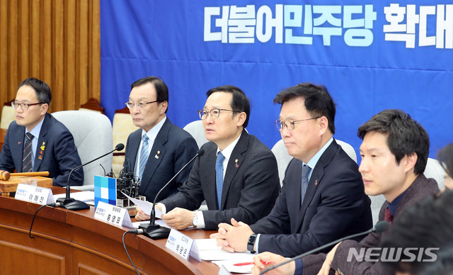 【서울=뉴시스】이종철 기자&nbsp; = 20일 서울 여의도 국회에서 열린 더불어민주당 확대간부회의에서 홍영표 원내대표가 모두발언을 하고 있다. 2019.02.20.jc4321@newsis.com