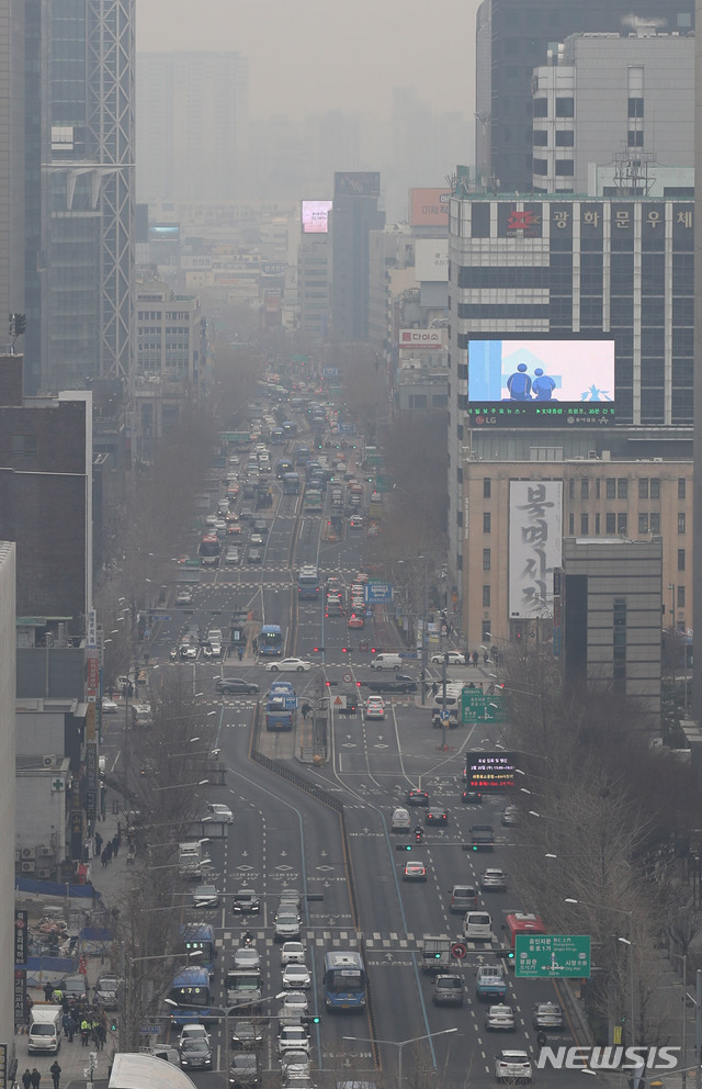 【서울=뉴시스】김진아 기자 = 수도권에 처음으로 미세먼지 ‘예비저감조치’가 발령된 20일 오전 서울 시내가 뿌연 모습을 보이고 있다.   다음날에 '비상저감조치'가 내려질 가능성이 높으면 전날부터 미세먼지를 줄이자는 취지로 시행된 ‘예비저감조치'가 발령되면 수도권 공공기관에는 '차량 2부제'가 시행되고 공공 작업장은 단축 운영해야 한다. 2019.02.20.  bluesoda@newsis.com