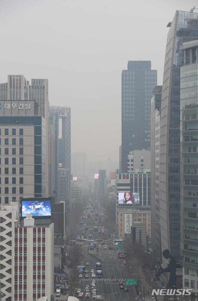 【서울=뉴시스】김진아 기자 = 수도권에 처음으로 미세먼지 ‘예비저감조치’가 발령된 20일 오전 서울 시내가 뿌연 모습을 보이고 있다.   다음날에 '비상저감조치'가 내려질 가능성이 높으면 전날부터 미세먼지를 줄이자는 취지로 시행된 ‘예비저감조치'가 발령되면 수도권 공공기관에는 '차량 2부제'가 시행되고 공공 작업장은 단축 운영해야 한다. 2019.02.20.  bluesoda@newsis.com