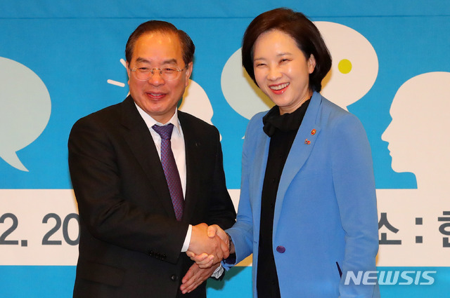 【서울=뉴시스】배훈식 기자 = 20일 오전 서울 서초구 한국교원단체총연합회관에서 열린 정책간담회에 참석한 유은혜(오른쪽) 사회부총리 겸 교육부 장관이 하윤수 한국교총 회장과 악수하고 있다. 2019.02.20. dahora83@newsis.com