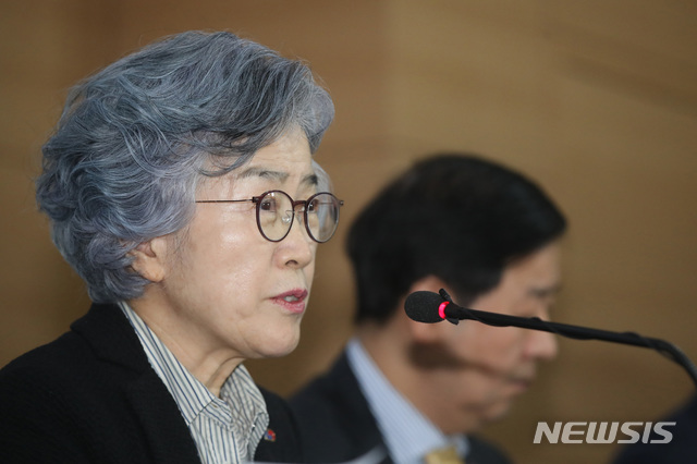 【서울=뉴시스】박미소 수습기자 = 박은정 국민권익위원회 위원장이 20일 오전 서울 종로구 정부서울청사에서 열린 '공공기관 채용실태 정기 전수조사 결과 및 개선대책 발표 기자회견'에서 조사결과를 발표하고 있다.&nbsp; 이날 국민권익위원회는 조사결과 수사 의뢰하거나 징계 문책 요구가 필요한 채용비리는 총 182건이 적발되었고 비리 혐의가 짙은 36건은 수사를 의뢰한다고 밝혔다. 2019.02.20. misocamera@newsis.com