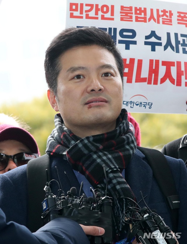 【서울=뉴시스】 고범준 기자 = 김태우 전 수사관이 드루킹 USB 내용을 파악하라는 등 김경수 경남지사의 수사상황을 알아보도록 지시했다며 조국 청와대 민정수석, 박형철 반부패비서관, 이인걸 전 특감반장을 검찰에 고발하기 전 20일 오전 서울 송파구 서울동부지검으로 들어서며 취재진의 질문을 받고 있다. 2019.02.20.&nbsp; bjko@newsis.com