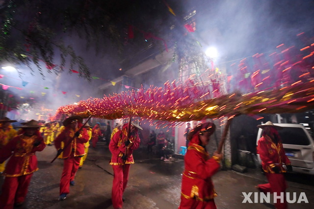 【핑난(푸젠성)=신화/뉴시스】중국 위안샤오제(元宵節·정월대보름)인 19일 저녁 중국 푸젠성 핑난현 길거리에서 '향용쇼'가 펼쳐지고 있다. 2019.02.21
