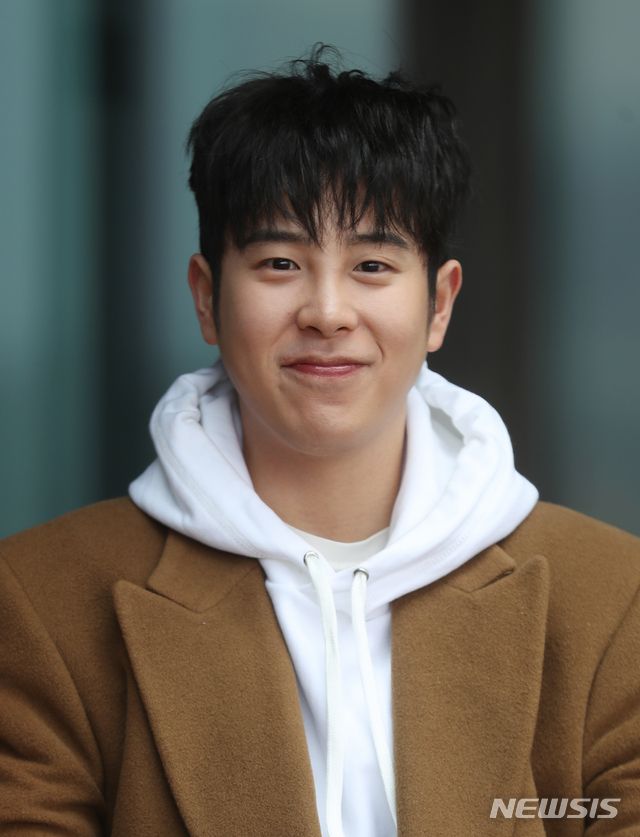 【서울=뉴시스】조수정 기자 = 연극 '소년, 천국에 가다'(연출 김형은, 제작 극단 ‘소년’) 배우 표지훈(그룹 블락비 피오)이 20일 오전 서울 대학로에서 인터뷰에 앞서 포즈를 취하고 있다. 연극 '소년, 천국에 가다'는 2005년 개봉한 영화 ‘소년, 천국에 가다’를 원작으로 미혼모의 아들로 태어나 미혼모와 결혼하는 게 꿈인 13살 네모가 눈을 떠보니 33살 어른으로 변해 꿈 같은 사랑에 빠지게 되는 이야기를 담은 작품이다. 2019.02.20. chocrystal@newsis.com