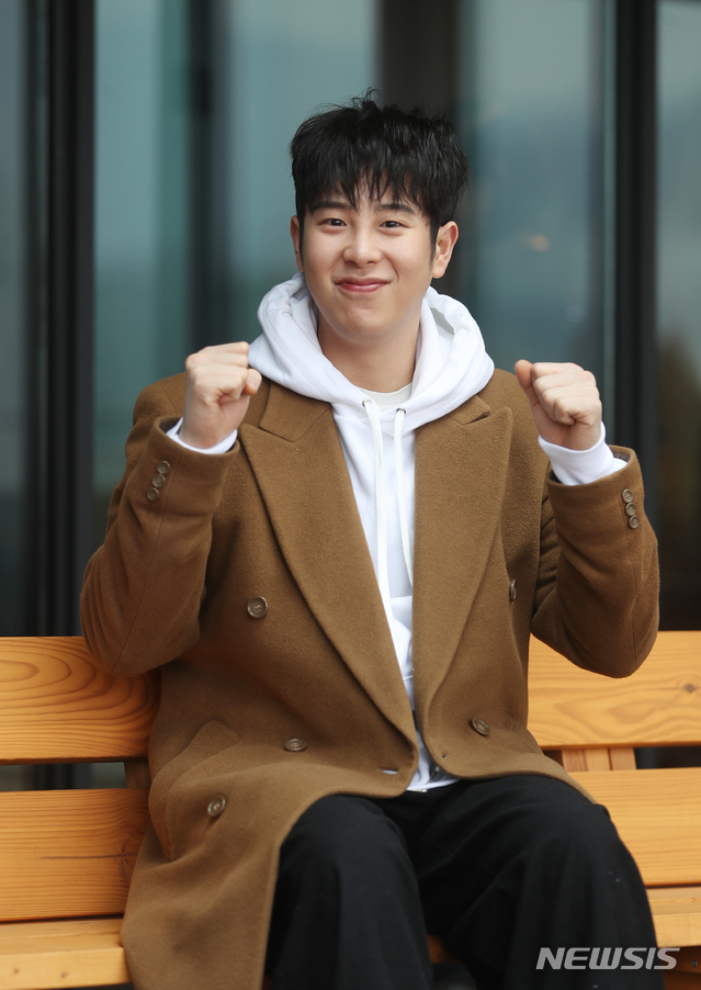 【서울=뉴시스】조수정 기자 = 연극 '소년, 천국에 가다'(연출 김형은, 제작 극단 ‘소년’) 배우 표지훈(그룹 블락비 피오)이 20일 오전 서울 대학로에서 인터뷰에 앞서 포즈를 취하고 있다. 연극 '소년, 천국에 가다'는 2005년 개봉한 영화 ‘소년, 천국에 가다’를 원작으로 미혼모의 아들로 태어나 미혼모와 결혼하는 게 꿈인 13살 네모가 눈을 떠보니 33살 어른으로 변해 꿈 같은 사랑에 빠지게 되는 이야기를 담은 작품이다. 2019.02.20. chocrystal@newsis.com