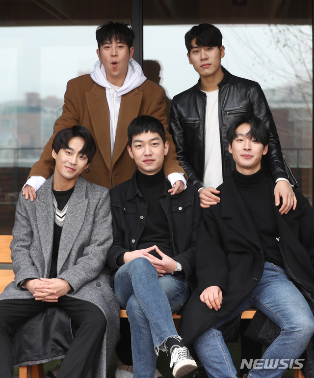 【서울=뉴시스】조수정 기자 = 연극 '소년, 천국에 가다'(연출 김형은, 제작 극단 ‘소년’) 배우와 프로듀서가 20일 오전 서울 대학로에서 인터뷰에 앞서 포즈를 취하고 있다. 왼쪽 위부터 시계방향으로 배우 표지훈(그룹 블락비 피오), 임동진, 이충호, 최현성 프로듀서, 배우 이한솔. 이들은 한림연예예술고등학교 연예과 1기 졸업생들로 극단 '소년'을 만들어 함께 활동하고 있다. 연극 '소년, 천국에 가다'는 2005년 개봉한 영화 ‘소년, 천국에 가다’를 원작으로 미혼모의 아들로 태어나 미혼모와 결혼하는 게 꿈인 13살 네모가 눈을 떠보니 33살 어른으로 변해 꿈 같은 사랑에 빠지게 되는 이야기를 담은 작품이다. 2019.02.20. chocrystal@newsis.com