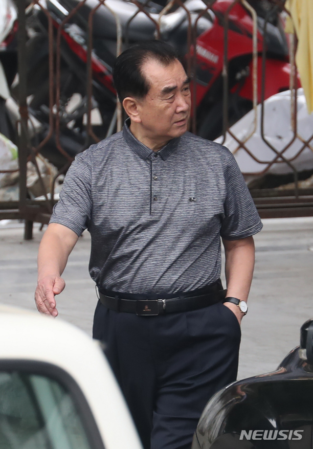 【하노이(베트남)=뉴시스】고승민 기자 = 북미정상회담을 7일 앞둔 20일 오전(현지시각) 베트남 하노이 영빈관(정부게스트하우스)에서 김창선 북한 국무위원회 부장이 미국측 실무진을 만나기 위해 영빈관을 나서고 있다. 2019.02.20.kkssmm99@newsis.com