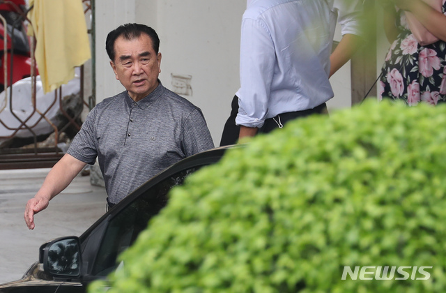 【하노이(베트남)=뉴시스】고승민 기자 =&nbsp; 북미정상회담을 7일 앞둔 20일 오전(현지시각) 베트남 하노이 영빈관(정부게스트하우스)에서 김창선 북한 국무위원회 부장이 미국측 실무진을 만나기 위해 영빈관을 나서고 있다. 2019.02.20.kkssmm99@newsis.com