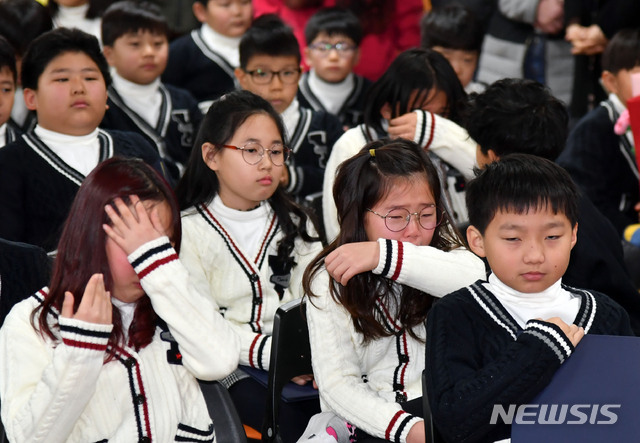 【부산=뉴시스】 하경민 기자 = 오는 3월 1일 폐교하는 부산 사하구 감정초등학교에서 20일 마지막 졸업식과 재학생 수료식이 열렸다. 이날 행사에서 수료장을 받은 학생들이 눈물을 흘리고 있다. 이 학교 학생 66명 중 이날 졸업한 15명을 제외한 나머지 학생은 인근 서천초로 전학할 예정이다. 2019.02.20.  yulnetphoto@newsis.com