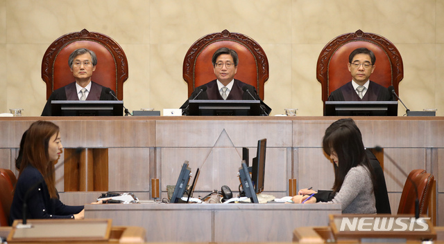 【서울=뉴시스】김선웅 기자 = 김명수 대법원장이 20일 오후 서울 서초구 대법원에서 열린 전원합의체 공개변론을 진행하고 있다. 이날 열린 공개변론에서는 명의신탁자가 명의수탁자 앞으로 등기를 마친 부동산을 회복할 수 있는지 여부를 각계 의견을 통해 논의한다. 2019.02.20.&nbsp; mangusta@newsis.com