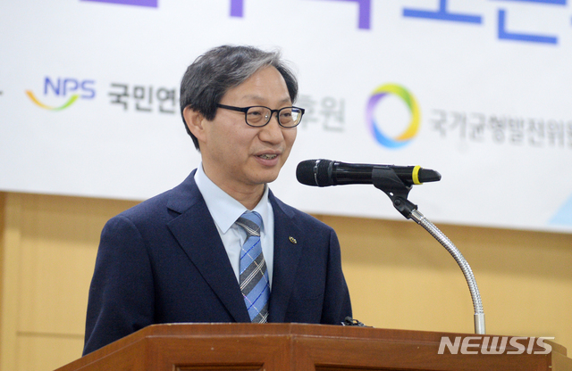 【전주=뉴시스】 김얼 기자= 전북혁신도시 특화발전 모델 구축 토론회가 20일 전북 전주시 전북도청 중회의실에서 실시된 가운데 김성주 국민연금공단 이사장이 개회사를 하고 있다. 2019.02.20. pmkeul@newsis.com