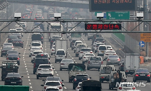 【서울=뉴시스】수도권에 처음으로 고농도 미세먼지 예비저감조치가 발령된 지난 2월 20일 오후 서울 마포구 가양대교 북단 분기점에서 바라본 강변북로에 설치된 노후 경유차 단속 CCTV 아래로 차량들이 지나가고 있다. (사진=뉴시스 DB)