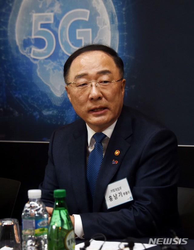 【서울=뉴시스】홍남기 부총리 겸 기획재정부 장관이 20일 경기도 과천 KT사옥에서 열린 '5G 관련기술 현장방문 및 5G 콘텐츠 기업간담회'에 참석, 실제 서비스를에 참여한 협력기업 및 관련 중소기업들과 간담회에서 모두발언을 하고 있다. 2019.02.20. (사진=기획재정부 제공) photo@newsis.com