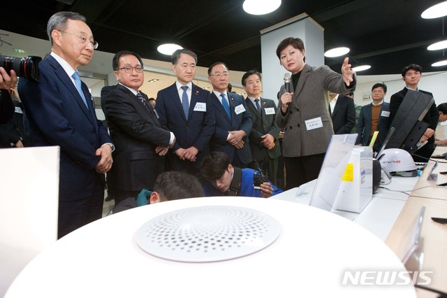 【서울=뉴시스】유영민 과학기술정보통신부 장관, 홍남기 기획재정부 장관, 홍종학 중소벤처기업부 장관, 박능후 보건복지부 장관, 황창규 KT 회장이 20일 오후 경기도 과천시 KT사옥을 방문해 이미향 KT 상무로부터 조명 겸용 공기청정기 등에 대한 설명을 듣고 있다. 2019.02.20. (사진=과학기술정보통신부 제공) photo@newsis.com