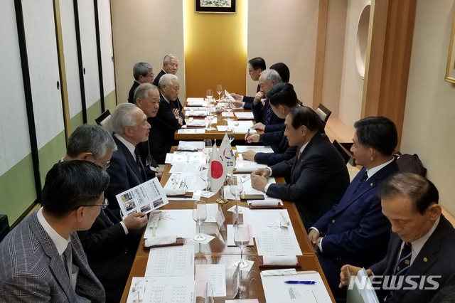 【서울=뉴시스】일본을 방문 중인 김진호 대한민국재향군인회장을 비롯한 회장단이 지난 20일 도쿄 시내 음식점에서 전 일본 육상·해상·항공막료장이 주최 하는 환영오찬에 참석해 한일 군사갈등 문제 해법을 논의하고 있다. 2019.02.20. (사진=향군 제공) photo@newsis.com