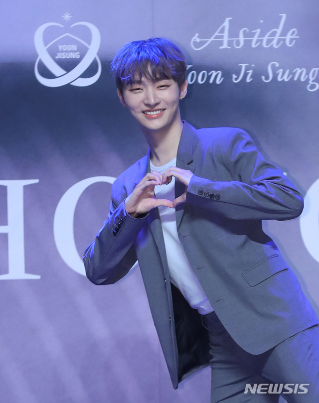 【서울=뉴시스】조수정 기자 = 워너원 출신 가수 윤지성이 20일 오후 서울 용산구 한남동 블루스퀘어에서 솔로 데뷔 앨범 '어사이드(Aside)' 발매 쇼케이스를 열고 포즈를 취하고 있다. 2019.02.20. chocrystal@newsis.com