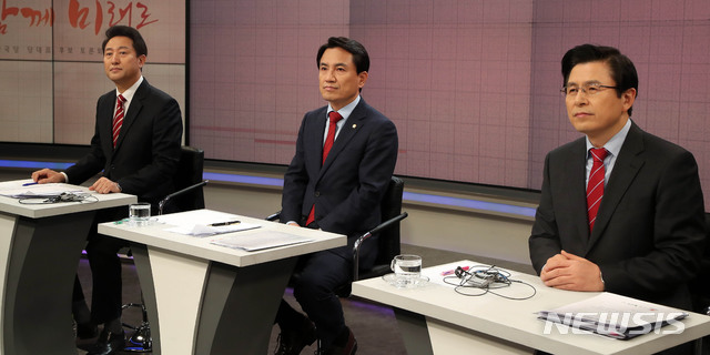 【서울=뉴시스】국회사진기자단 = 20일 오후 서울 중구 채널A 스튜디오에서 열린 자유한국당 당대표 후보 TV토론회에서 오세훈(왼쪽부터), 김진태, 황교안 후보가 준비하고 있다. 2019.02.20. photo@newsis.com