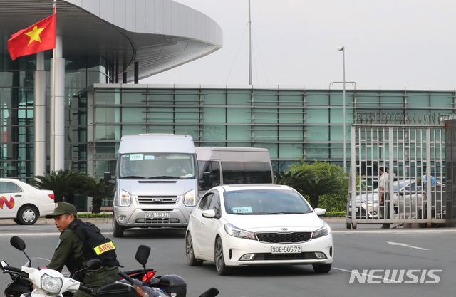 【하노이(베트남)=뉴시스】 전진환 기자 = 북미정상회담을 앞두고 협상을 위해 하노이를 방문하는 스티븐 비건 미 국무부 대북정책 특별대표와 실무진을 태울 차량들이 비어있는 채로 20일 오후(현지시각) 베트남 하노이 노이바이 국제공항을 나오고 있다. 차량2019.02.20.  amin2@newsis.com