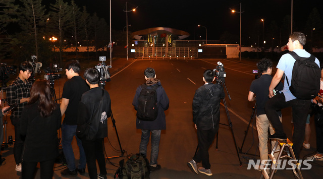 【하노이(베트남)=뉴시스】 전진환 기자 = 북미정상회담을 앞두고 김혁철 북한 국무위원회 대미 특별대표가 20일 오후(현지시각) 베트남 노이바이 국제공항을 통해 도착했다. 김혁철 특별대표는 취재진이 기다리는 VIP터미널이 아닌 다른 곳을 통해 공항을 빠져나갔다. 2019.02.20. amin2@newsis.com