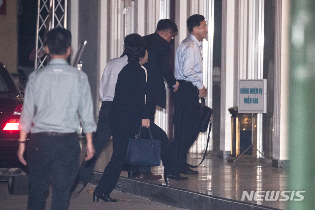 【하노이(베트남)=뉴시스】고승민 기자 = 제2차 북미정상회담을 7일 앞둔 20일 오후(현지시각) 베트남 하노이 영빈관으로 김혁철 북한 대미특별대표와 김성혜 통일전선부 통일책략실장 일행이 도착, 건물로 들어서고 있다. 2019.02.20.photo@newsis.com