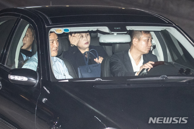 【하노이(베트남)=뉴시스】고승민 기자 = 제2차 북미정상회담을 7일 앞둔 20일 오후(현지시각) 베트남 하노이 영빈관으로 김혁철 북한 대미특별대표와 김성혜 통일전선부 통일책략실장 일행이 도착, 건물로 들어서고 있다. 2019.02.20.photo@newsis.com