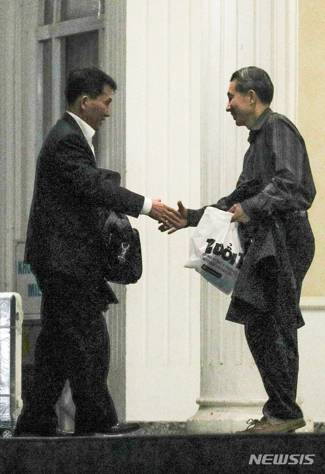 【하노이(베트남)=뉴시스】고승민 기자 = 제2차 북미정상회담을 7일 앞둔 20일 오후(현지시각) 베트남 하노이 영빈관으로 최강일(왼쪽) 북한 외무성 북아메리카 국장 직무대행이 들어서며 관계자와 인사를 하고 있다. 2019.02.20.photo@newsis.com