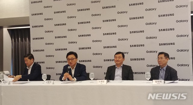 【샌프란시스코(미국)=뉴시스】김종민 기자 = 삼성전자 IM부문장 고동진(왼쪽 두번째) 대표이사가 20일(현지 시각) ‘갤럭시 언팩 2019’가 진행된 미국 샌프란시스코에서 간담회를 열고 삼성전자 모바일 사업 전략을 밝히고 있다. jmkim@newsis.com