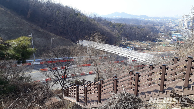  성남시 누비길의 첫 관문인 수정구 창곡동 남한산성 기슭에 ‘산성 등산 육교’가 설치돼 22일 개통한다. (사진제공=성남시)