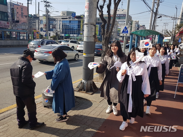 【청주=뉴시스】인진연 기자 = 충북도교육청이 3·1운동 100년과 임시정부 수립 100주년을 맞아 충북 교육계의 친일 잔재 청산과 역사바로세우기 작업에 돌입한다고 21일 밝혔다. 사진은 지난 14일 청주 상당고 학생들이 진행한 거리 캠페인 모습. 2019.02.21 (사진=충북도교육청 제공)photo@newsis.com