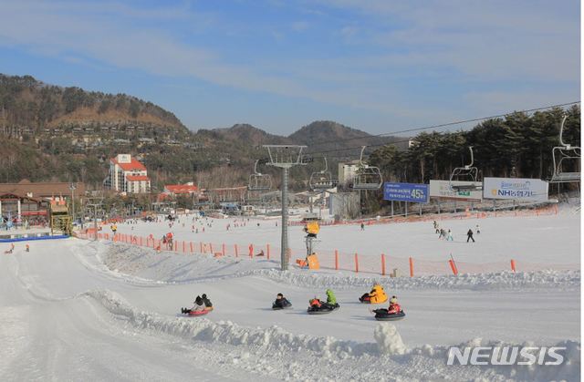 【서울=뉴시스】용평리조트 눈썰매장