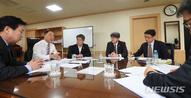 【서울=뉴시스】홍남기 경제부총리 겸 기획재정부 장관(왼쪽에서 두 번째)이 21일 오전 서울 종로구 정부서울청사에서 긴급 경제장관회의를 열었다. (사진=기재부)